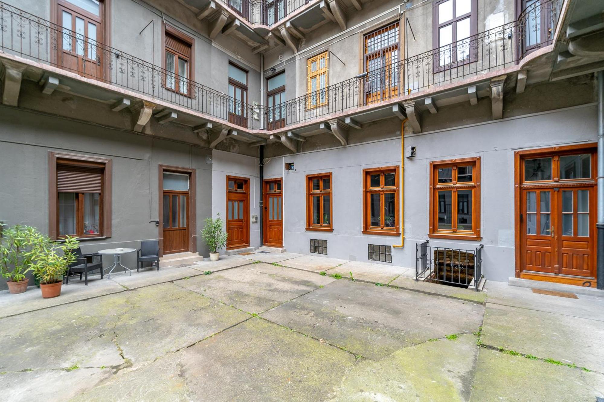 Azure Oasis In The Heart Of The City Budapest Exterior photo
